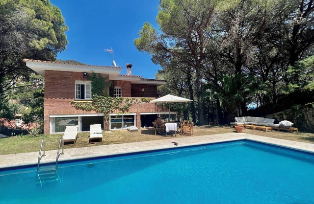 Unique 12p. villa in Rosamar Costa Brava, 1 minute walk from the beach!