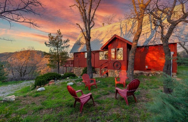 Unique A-frame with mountain views, 5 min to town