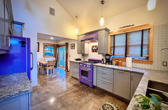 Unique Downtown Cottage - Modern & Peaceful