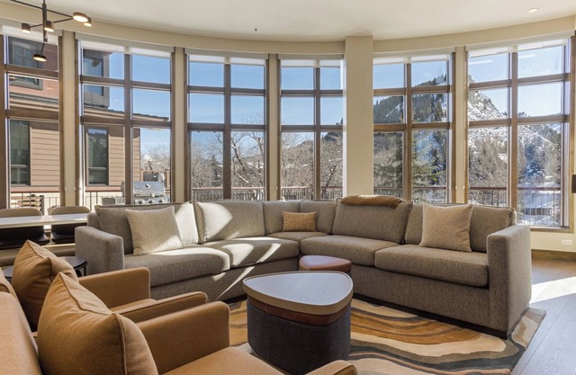 Unique End Curved Suite, Ski inout, Resort & Spa, Hot Tubs, Remodeled 2024