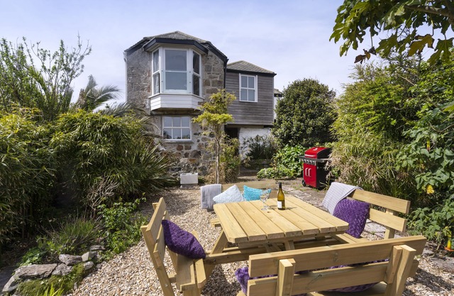 Unique Farmhouse, 150 metres Porthmeor Beach