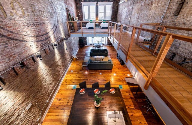 Unique Loft in Downtown NA, Walk to Dinner & Shops, Poker Table, Bikes & Garage