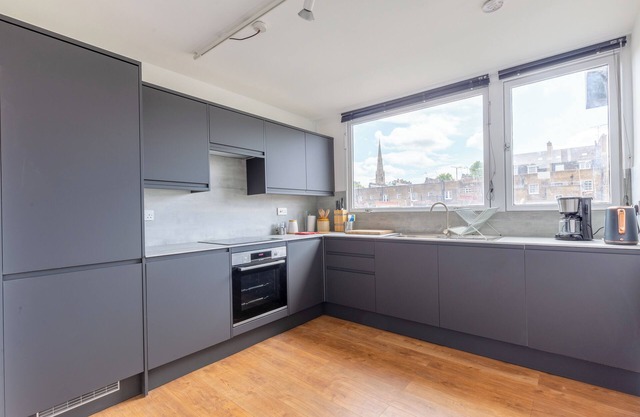 Unique Spacious Central 3-Bed With Rooftop Terrace