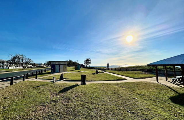 Unit 1 Anna, 1 Bedroom Unit at beautiful Beachside Mackay at Lamberts Beach, AU