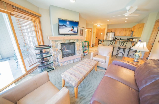 Unit w/Breathtaking Views, Walk to Skiing
