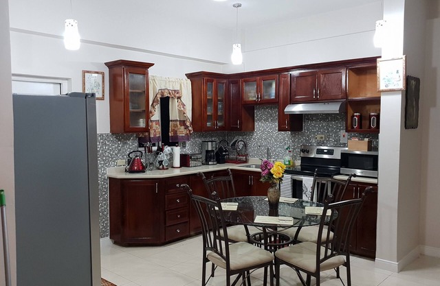 Unwind@ Kensington Bliss -New Kingston (24 hrs security, free wifi, hot water)
