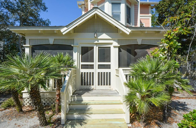 Updated 2-Bedroom W/Loft in Seaside 1 Block to Beach, 2 Adult Bikes, Sleeps 8