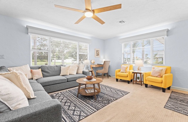 Updated Beach House. Walk to Beach, Shop, Waterfront Dining 2 Bed 1 Bath