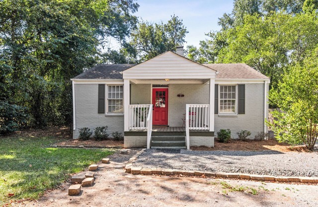 Updated & Cozy Stay - Minutes to Campus