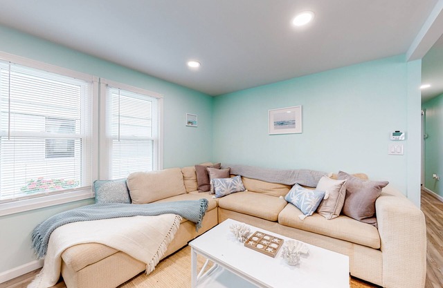 Updated dog-friendly home with gas grill, 2 pools, 2 tennis courts, fishing pier