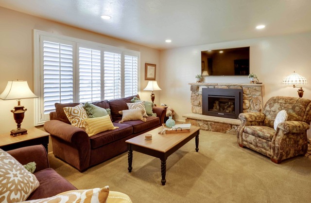 Updated Ranch Apartment w/Deck - 9 Mi to Downtown