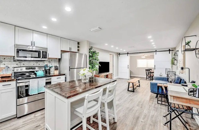 Updated Ranch near Airport & easy access to Beaches