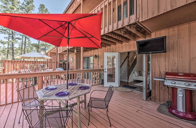 Updated Ruidoso Mountain Escape w/Deck & Balcony!