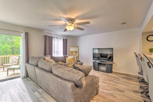 Updated Townhome with Deck about 12 Mi to Beaches!