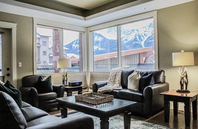 Upgraded Cozy 3 Bdrm Corner Suite, Great Mountain Views, Resort and Spa