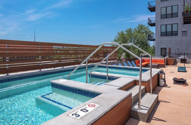 Upscale 1 BR Apt Dwntn & Hot Tub!