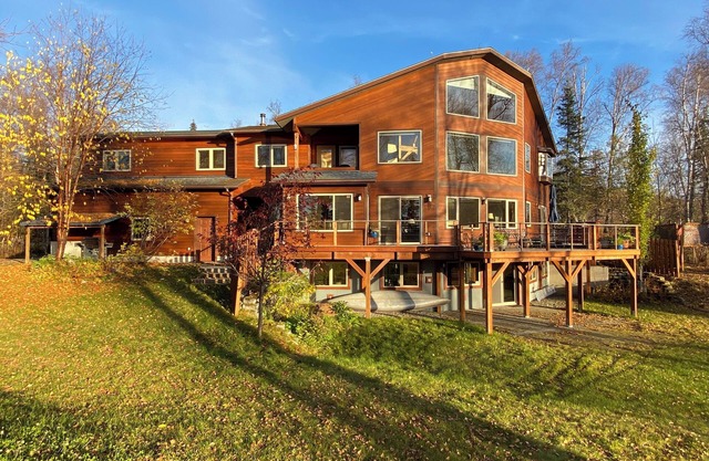 Upscale 3-bedroom lakefront house in Talkeetna