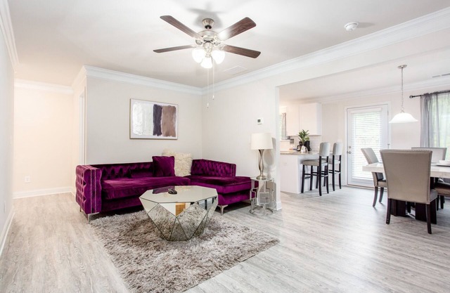 Upscale 3 bedroom townhouse *Free Wifi & Parking*