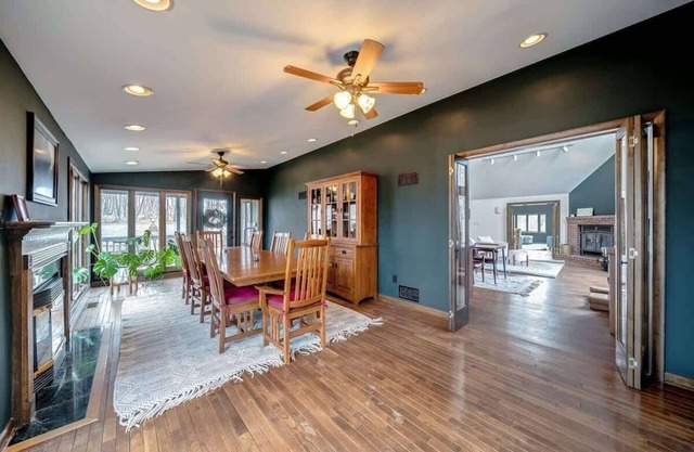 Upscale, 4 Fireplaces, Fire Pit & Pool Access