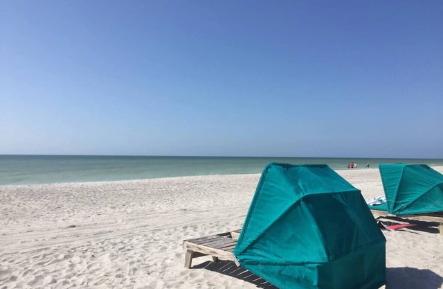 Upscale Beach suite. On the Bay and Just steps from the Beach !