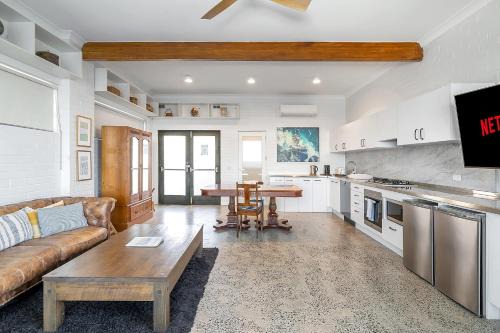 Upscale Cliffside Studio with Ocean Views North Bondi