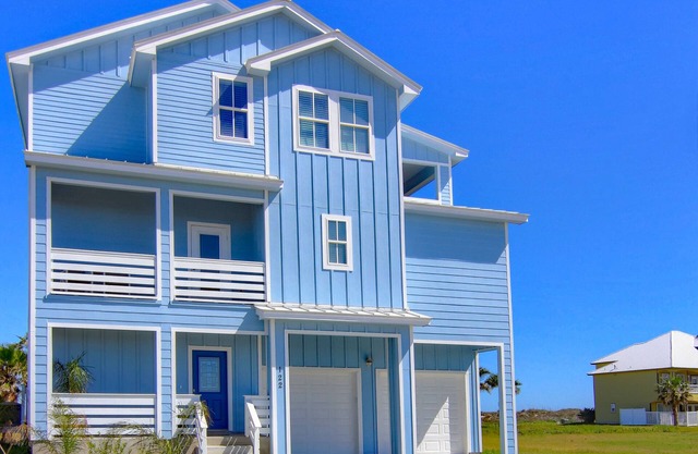 Upscale home! Beach Access! Community Pool