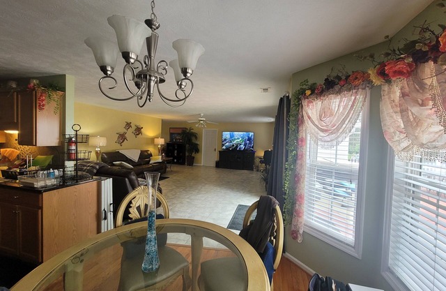 Upscale, Hot Tub, Gazebo, Basketball, Near Lake, 15 m to airport in Hope Mills