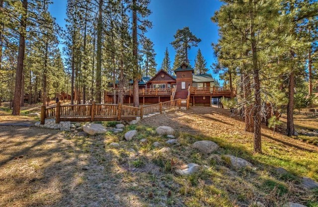 Upscale log cabin with gourmet kitchen, fireplace, minutes away from attractions
