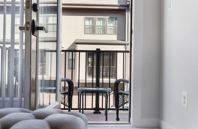 Upscale Luxe Home, 3 BEDR, 2.5 BTH, Full Kitchen