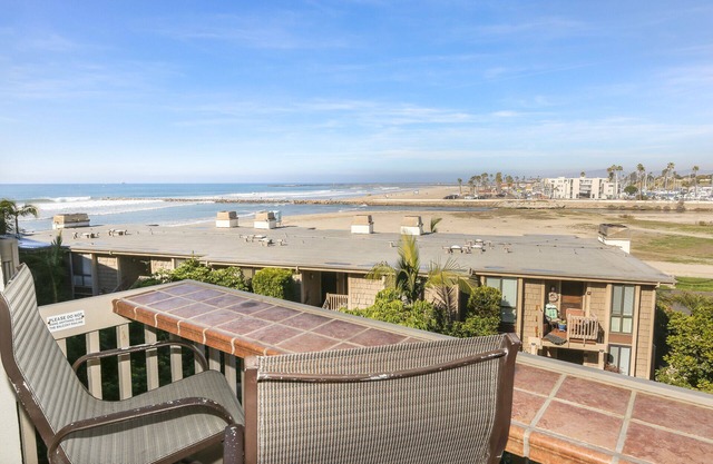 Upscale One bdrm condo- Stunning Ocean & Harbor views -E201 North Coast Village