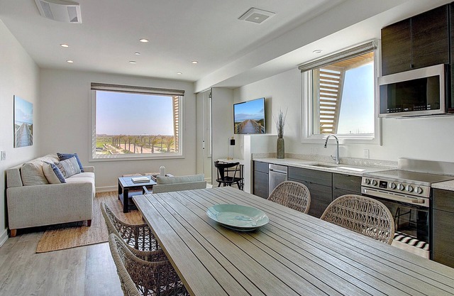 Upscale & Spacious! Private Walkable Beach Access, Pool