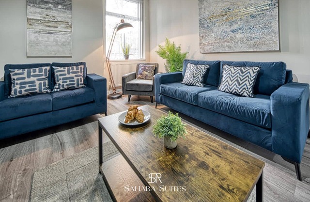 Upto 20% Off! Stylish 5BR Reading & Parking