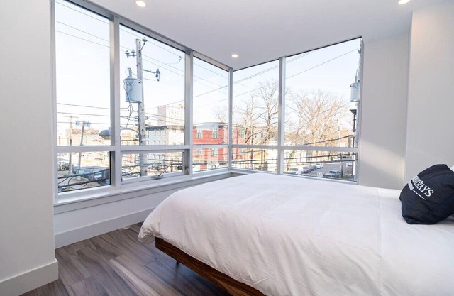 Urban 1BR Apt with City Views, Walk to Waterfront