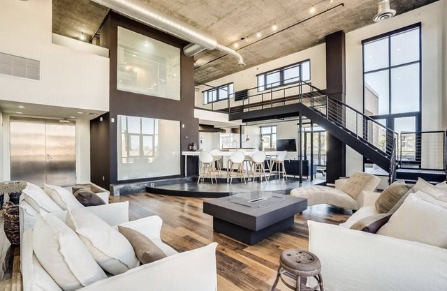 Urban chic loft, twinkling lights & mountain views