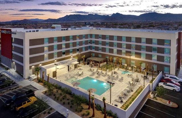 Urban Elegance! Kitchen, Pool, Free Breakfast, Pets Allowed!