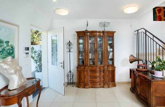 Urban family retreat with hot tub and back yard in great North Tel Aviv location