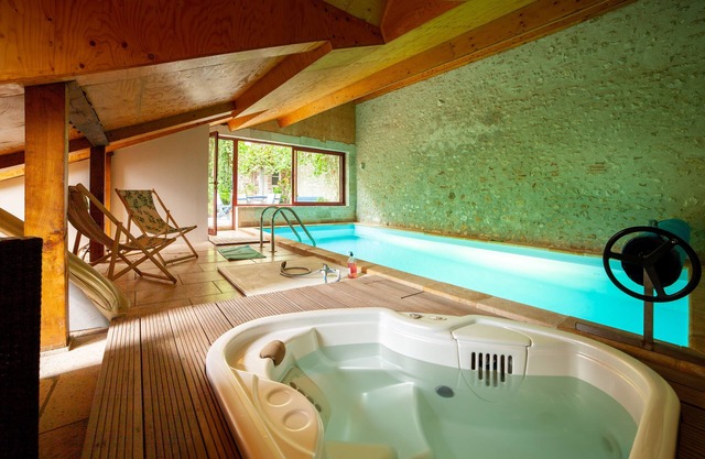 Urban loft with all comforts-Pool & Jacuzzi in summer-Accueil Vélos Motos