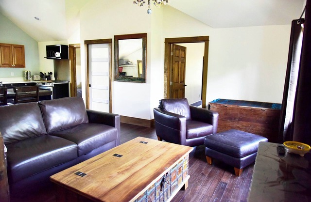 Urban Oasis Guesthouse: with Hot Tub & Firepit, Highlands, sleeps 8