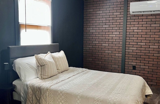 urban studio apartment near university in Des Moines