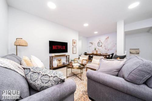 Urban Utopia - Hot Tub - King Bed - BBQ - Sleeps 16 - Garage