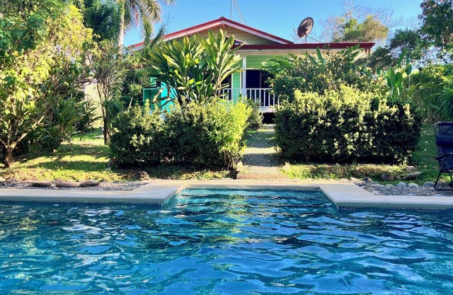 Uvita House, Private Big Pool, 5 min drive to the beach, 3bdr, Mtn Jungle View.