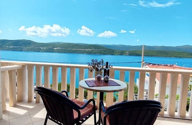 V Apartment with Sea view for 7 people