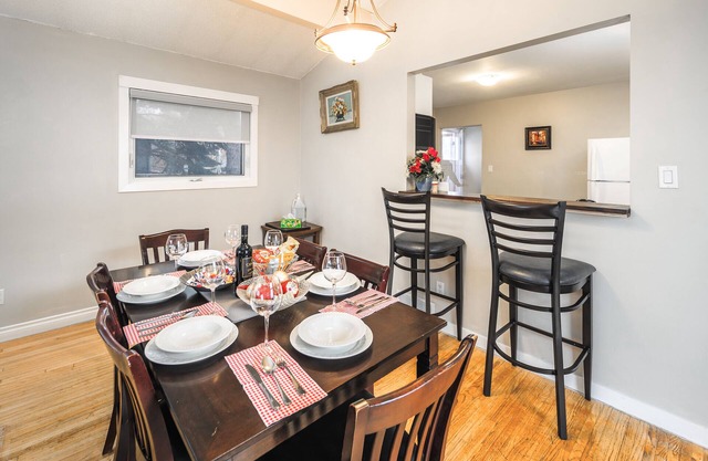 V@Home Entire house 5Bed2BATH Shopping/Downtown