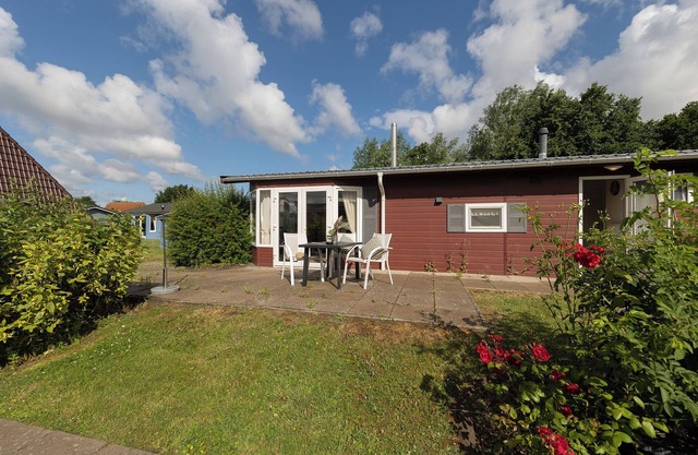 Vacation bungalow Mellumplate 10, at ground level and surrounded by greenery.