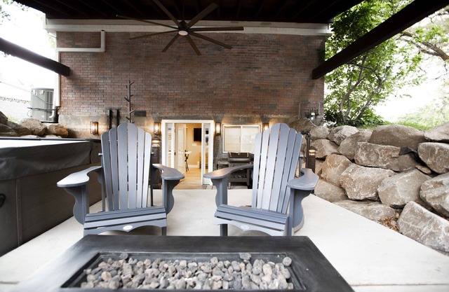 Vacation Bliss! Skier's Dream! Covered Hot Tub/Spa, Fire Pit, Mountain Views.