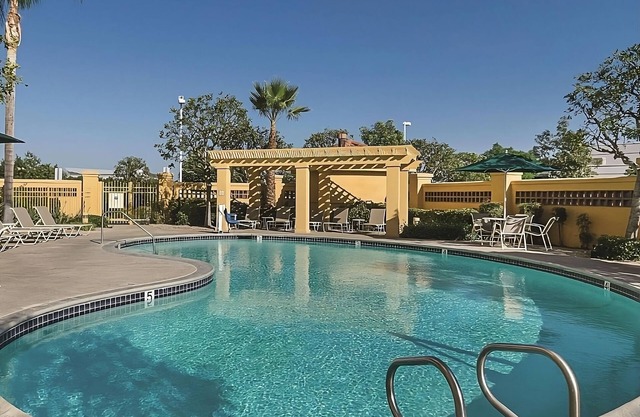 Vacation Day Is Always A Great Idea! Enjoy Comfortable unit and Free Parking!