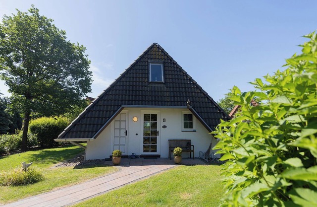Vacation home Medemsand 4 with open kitchen and surrounded by greenery.
