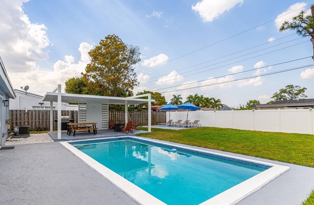 Vacation Home 4BRS, with Relax Backyard & Pool
