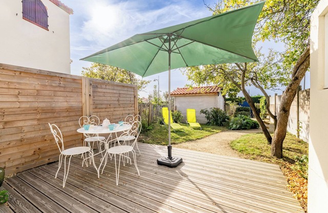 Vacation Home "Bois Flottés - Maisonnette 700m Mer" with Private Terrace, Private Garden & Wi-Fi
