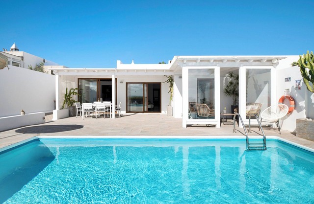 Vacation Home "El Ancla" with Sea View, Private Pool & Wi-Fi